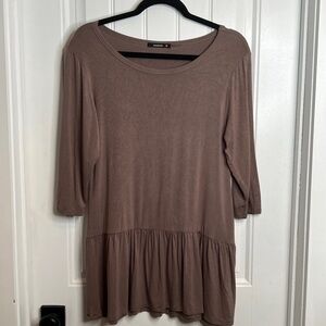 Annabelle Light Brown 3/4 Sleeve Tiered Hem Blouse. Size Medium.‎